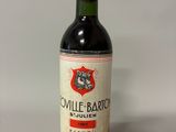 une vieille bouteille de vin posée sur une table