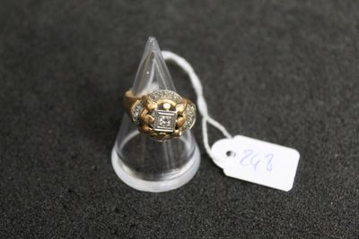 une bague en or ornée d'un crâne sur un fond noir