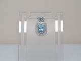 une vitrine transparente sur laquelle est posé un pendentif en topaze bleue
