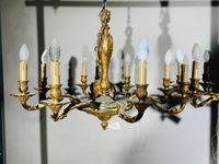Paire de lustres électrifiés en bronze doré à huit bras de l… (photo 2)
