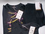 deux t-shirts noirs avec l'image d'une navette spatiale imprimée dessus