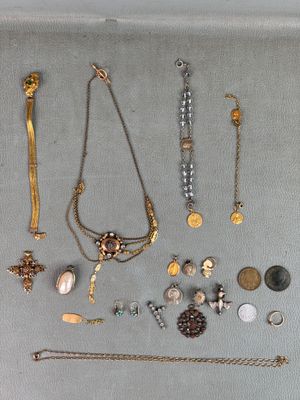 de nombreux types de bijoux exposés dans une vitrine
