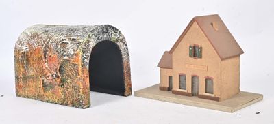 deux petites maisons placées l'une à côté de l'autre sur une table