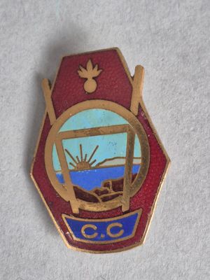 un badge rouge et bleu sur lequel figure un oiseau