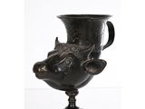 un vase noir orné d'une tête de taureau