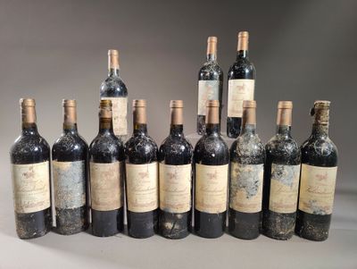plusieurs bouteilles de vin sont alignées sur une table