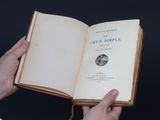 une personne tenant un livre ouvert dans ses mains