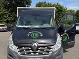 une camionnette garée sur un parking, la porte ouverte