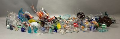 un lot de figurines en verre posées sur une table