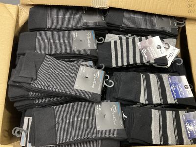 plusieurs paires de chaussettes dans une boîte avec leur étiquette