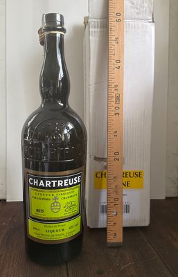une bouteille de vin posée sur une table à côté d'une règle