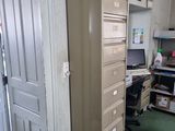une grande armoire dans un coin de la pièce