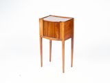 l'image d'une petite table en bois munie d'un tiroir
