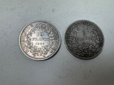 deux pièces d'argent posées l'une à côté de l'autre sur une surface blanche
