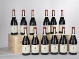 Plusieurs bouteilles de vin sont alignées sur une étagère à côté d'une bouteille de vin