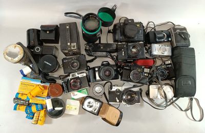 de nombreux appareils photo et autres objets posés sur la table