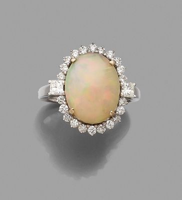 BAGUE en or blanc 750 mil. sertie d'un cabochon d'opale dans…