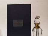 un flacon de parfum posé à côté d'un livre sur une table