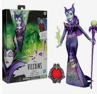 une figurine représentant Maléfique dans une robe violette
