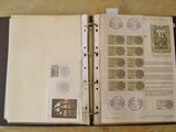 un livre ouvert avec des timbres, posé sur une table