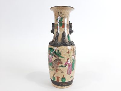 un vase orné d'une peinture posé sur une surface blanche