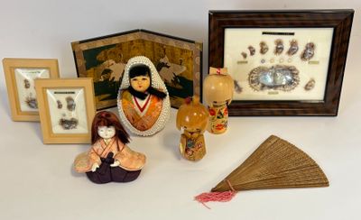 une photo montrant une collection de figurines asiatiques posées sur une table