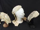 plusieurs types différents de chapeaux et d'ailes sur une tête de mannequin