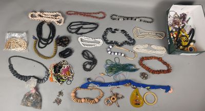 de nombreux types de colliers et de bracelets sur la table