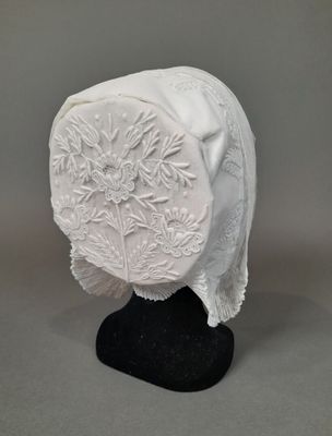 chapeau blanc orné de fleurs brodées sur fond noir