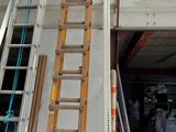 une échelle appuyée contre le mur