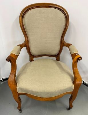 Fauteuil en noyer mouluré. XIXème.