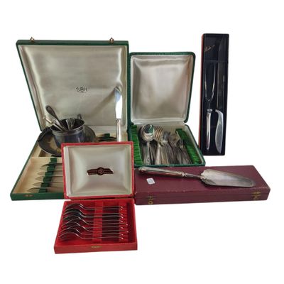 plusieurs types d'argenterie dans un coffret
