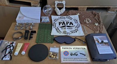 une table sur laquelle se trouvent de nombreux objets