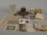 beaucoup d'objets anciens qui se trouvent sur la table