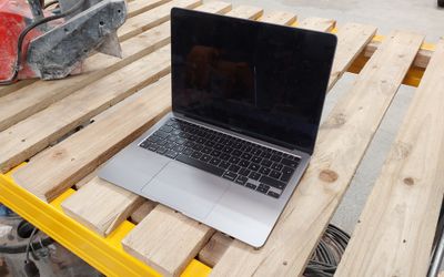 un ordinateur portable posé sur une palette, sur une table