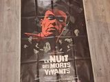 affiche de film représentant un homme armé sur un plancher en bois