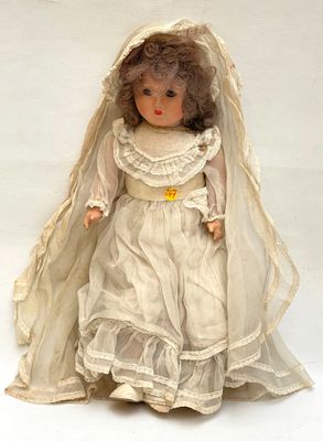 Poupée tête composition dans son costume de mariée