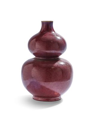 un vase rouge empilé les uns sur les autres