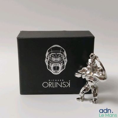 une figurine en argent représentant un robot portant un casque