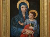 une peinture représentant une femme tenant un enfant dans ses bras
