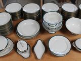 beaucoup d'assiettes et de bols posés sur une table