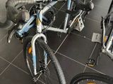deux vélos posés par terre dans le magasin