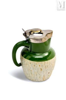 un pichet vert et blanc contenant une cuillère