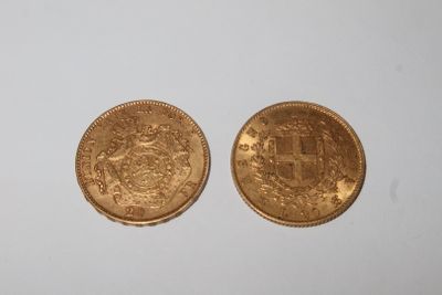 Deux pièces d'or sont représentées côte à côte sur une surface blanche
