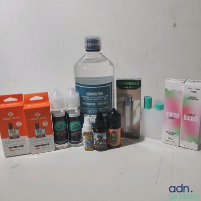une bouteille d'eau, un flacon de liquide, une boîte de médicaments et une boîte de comprimés
