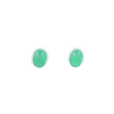 une paire de cabochons en jade vert sur fond blanc