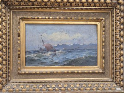 une peinture à l'huile représentant un bateau sur une mer agitée, avec une montagne en arrière-plan