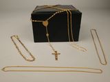 une boîte noire ornée d'une chaîne en or et d'une croix