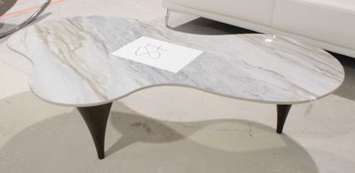 un canapé blanc et une table basse dans une pièce