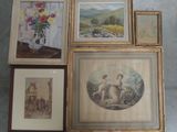 de nombreux tableaux encadrés posés par terre, à côté d'un vase de fleurs